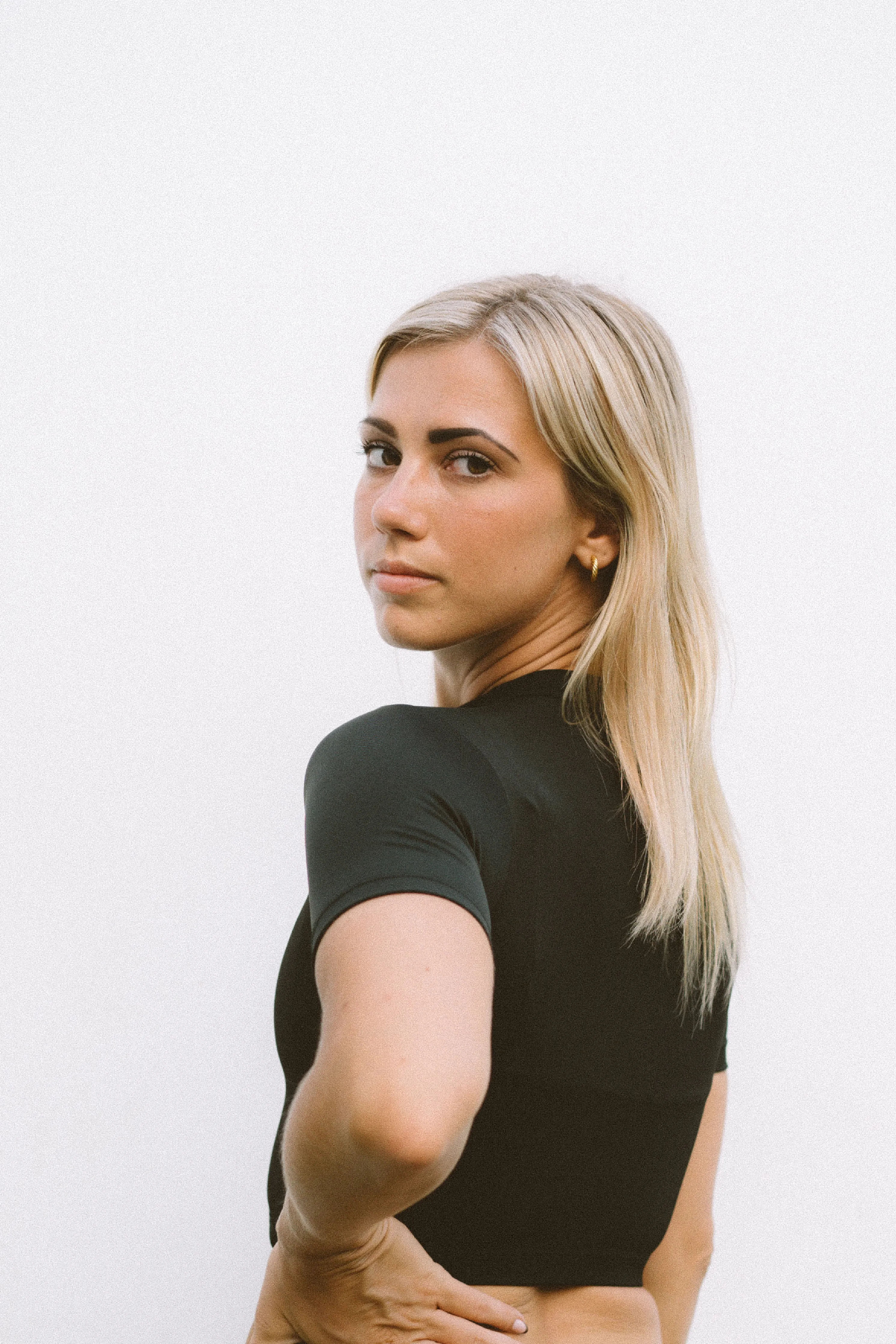 Short-Sleeve Cropped Rash Guard in Black